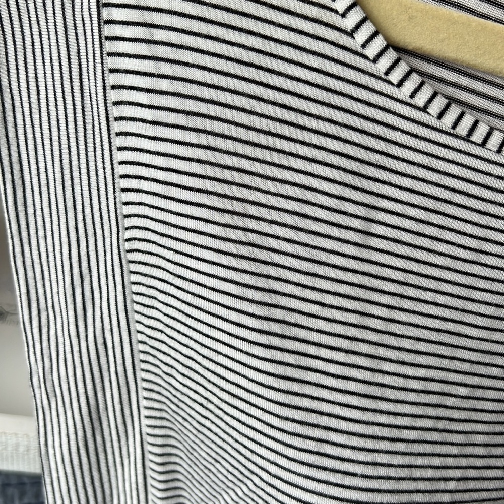 MAX STUDIO Black/white stripped sleeveless top